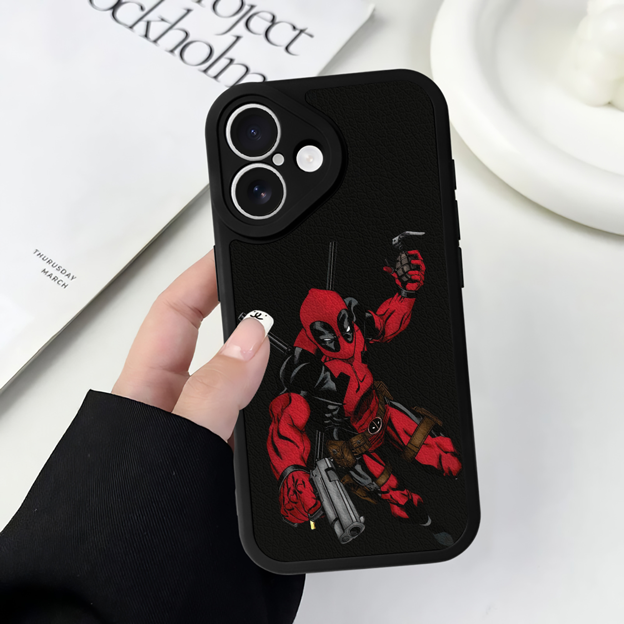 （画像用） Deadpool デッドプール 【iPhone 16シリーズ対応】シリコンスマホケース（レザー調） 材質：シリコン